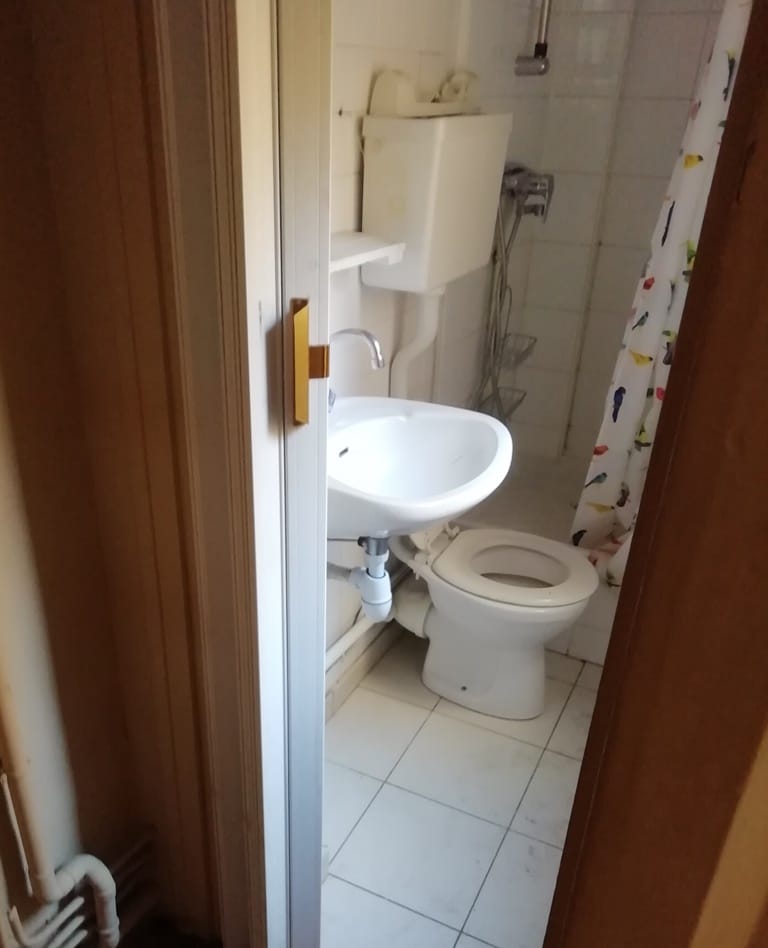 wc douche lavabo trop proche non hygienique
