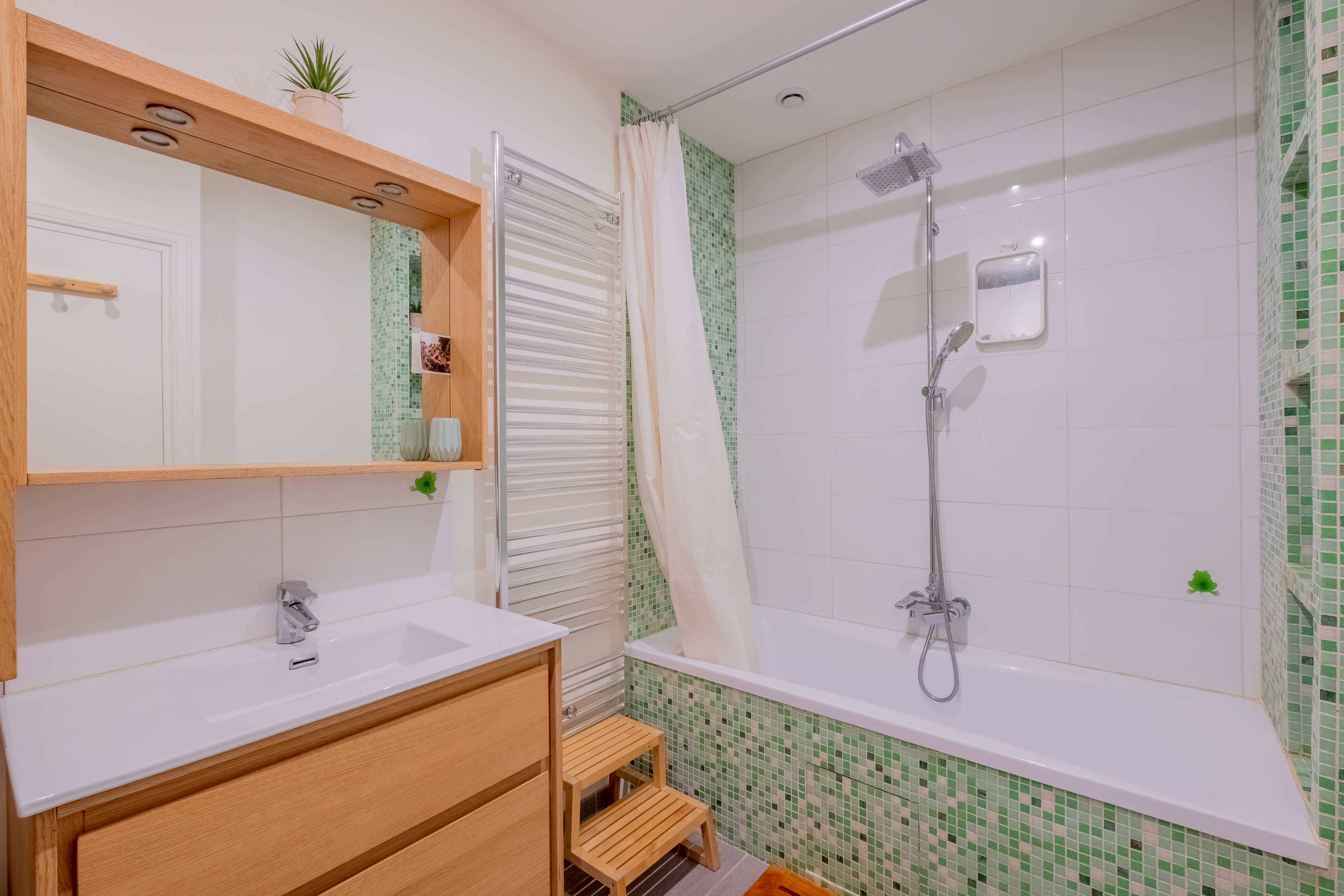 salle de bain après rénovation pate de verre vert bois clair